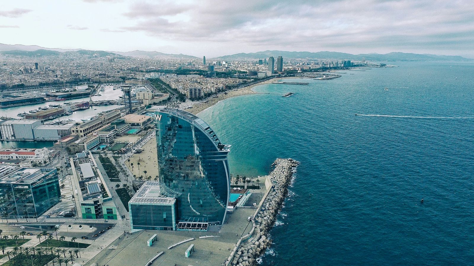 Barcelone vue du ciel, en bord de mer