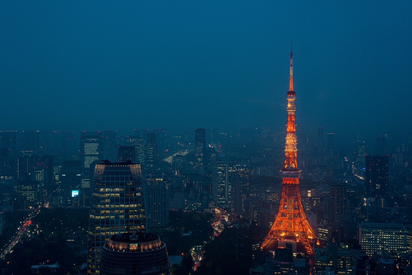 Tokyo Tower illuminée la nuit, Japon